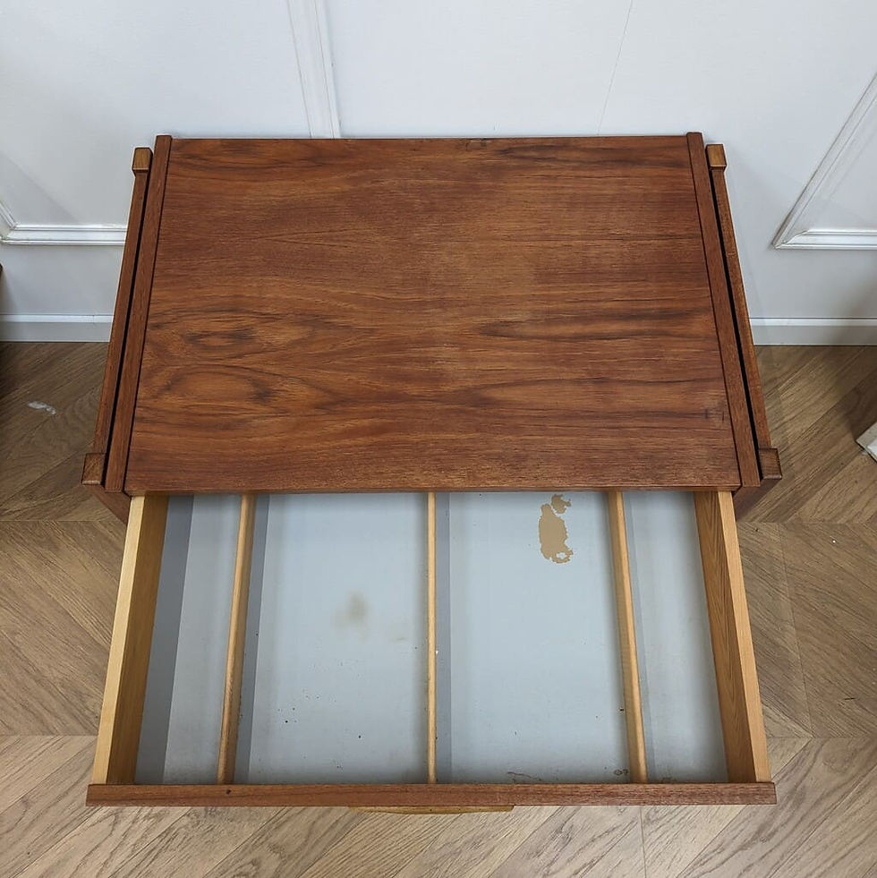 Miniature : Meuble de couture vintage (vue de dessus et tiroir ouvert)