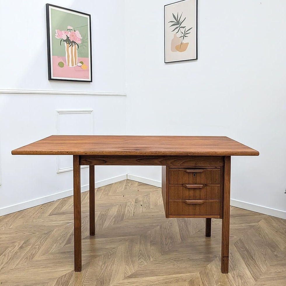 Thumbnail: Bureau Vintage en teck (vue de face)