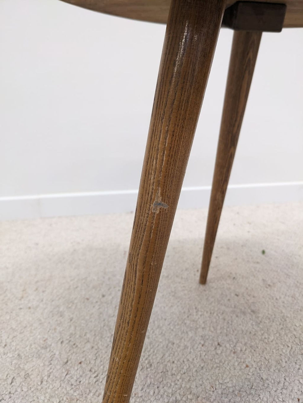 Thumbnail: Petite table basse aux pieds compas (zoom sur le piétement)