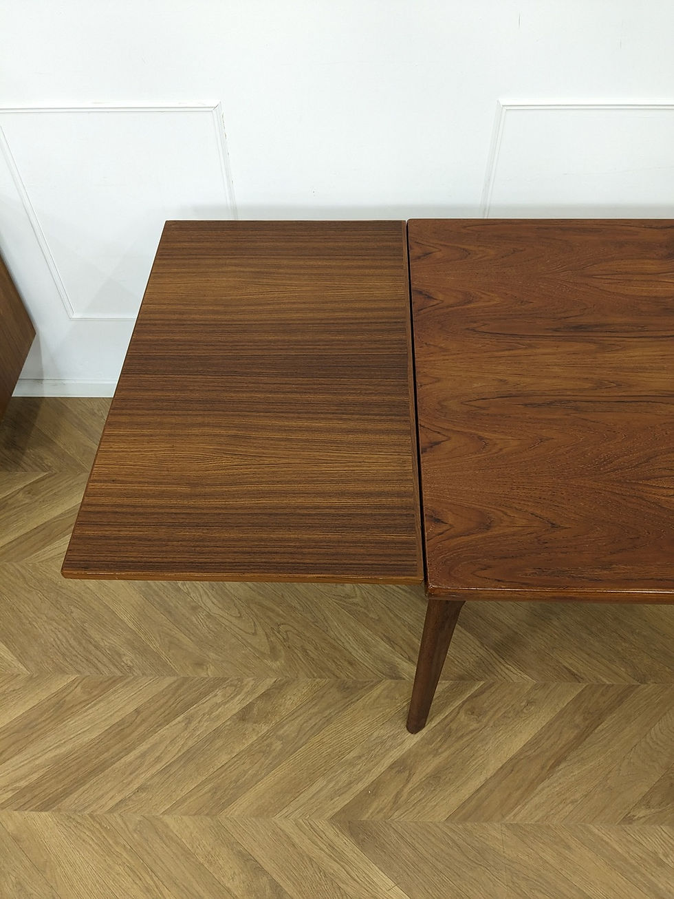 Miniature : Table scandinave par Henning Kjaernulf