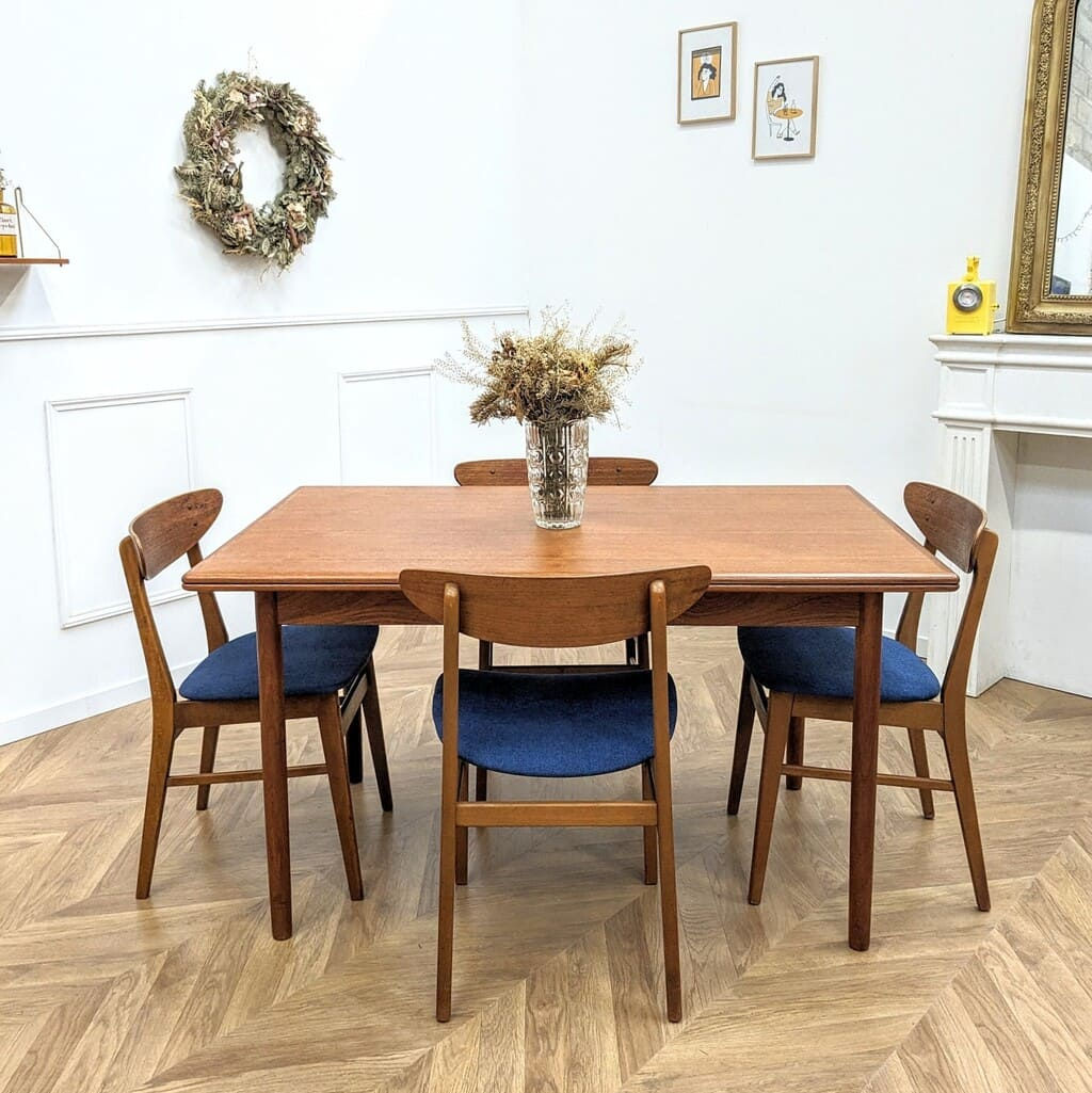 Table à manger au design scandinave (vue de face)