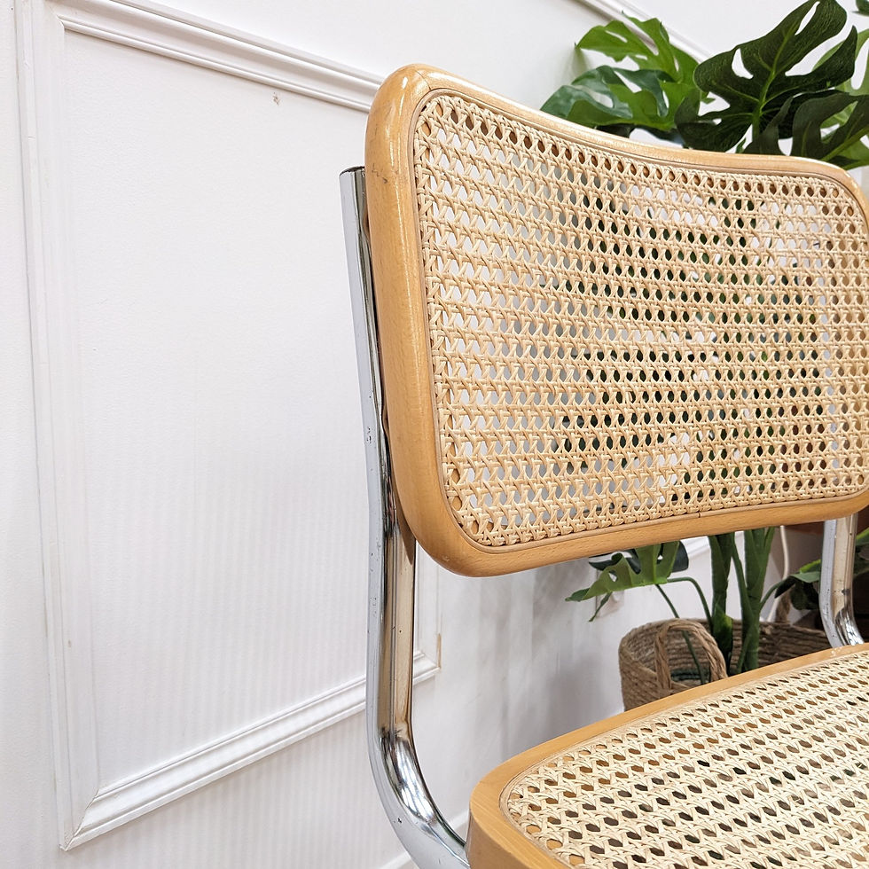 Miniature : Chaise au style inspiré de la B32 (vue de près sur le dossier)