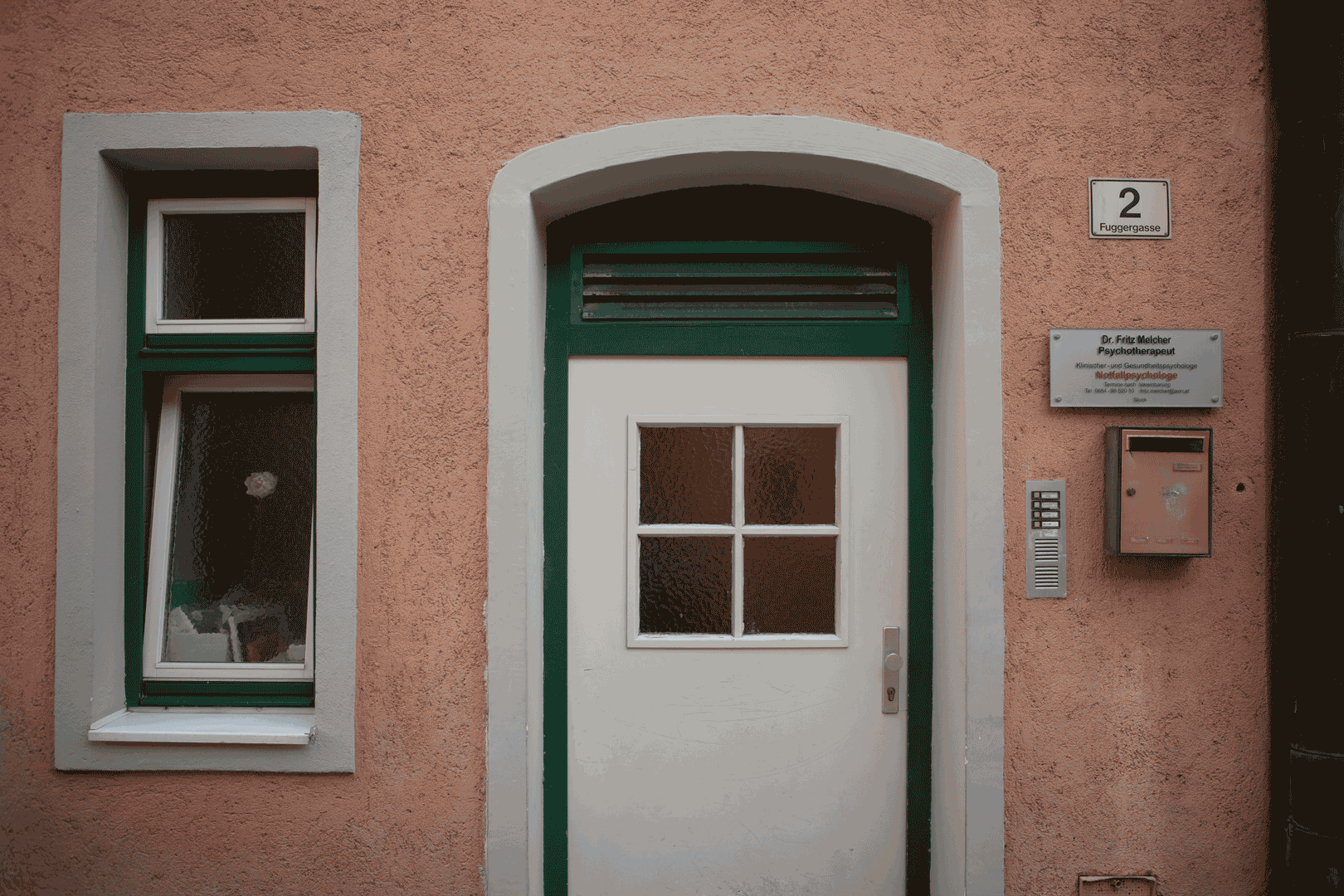 Hauseingang zur Praxis von Dr. Fritz Melcher