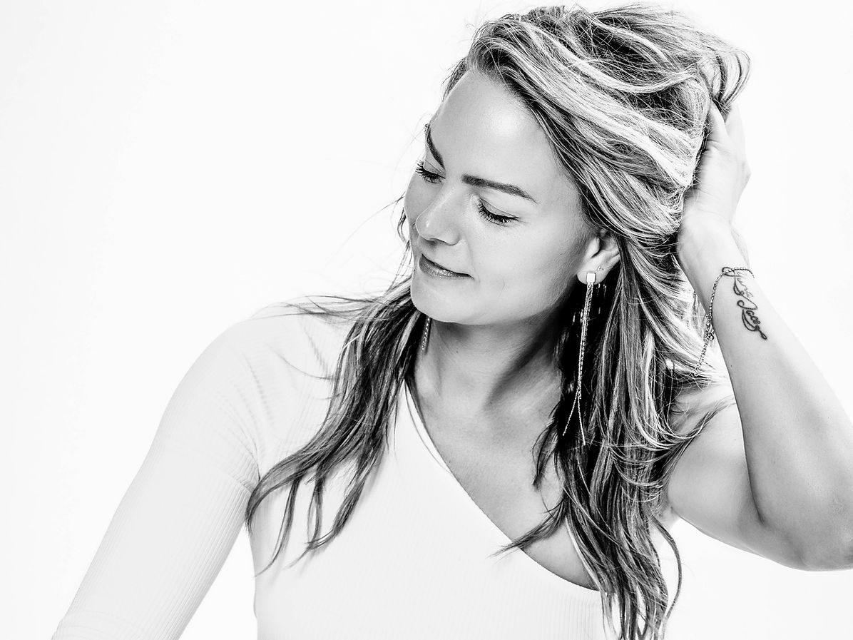 Kelly Jacobs_©Ania Liesting_230908102713 mono-web.jpg