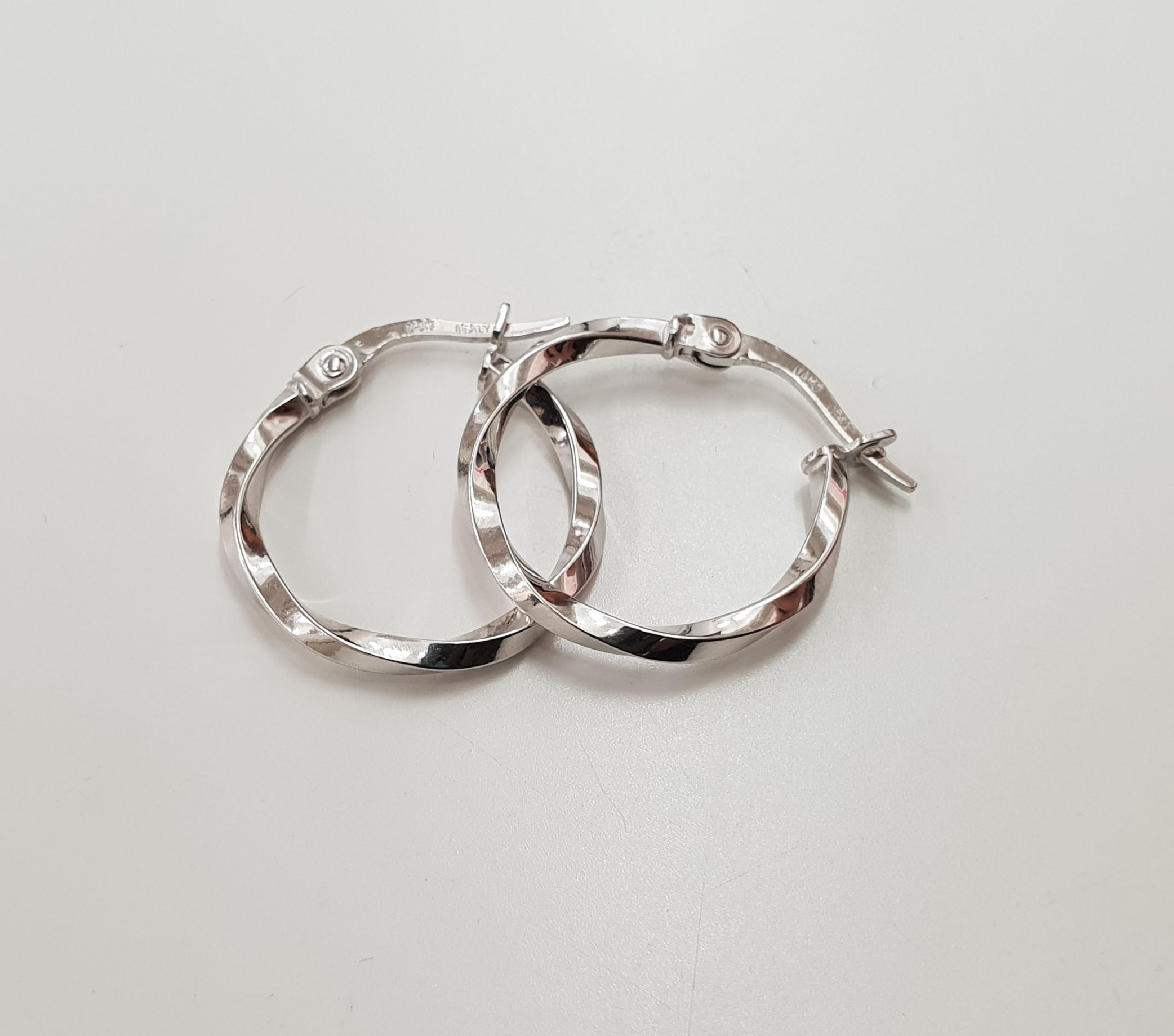 חישוק זהב מסולסל קוטר 18 מ"מ זהב לבן