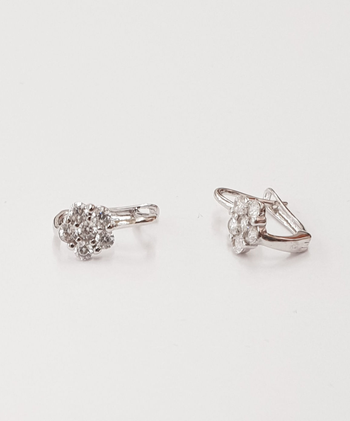 עגיל זהב תלי אנגלי פרח משובץ 11 מ"מ זהב לבן