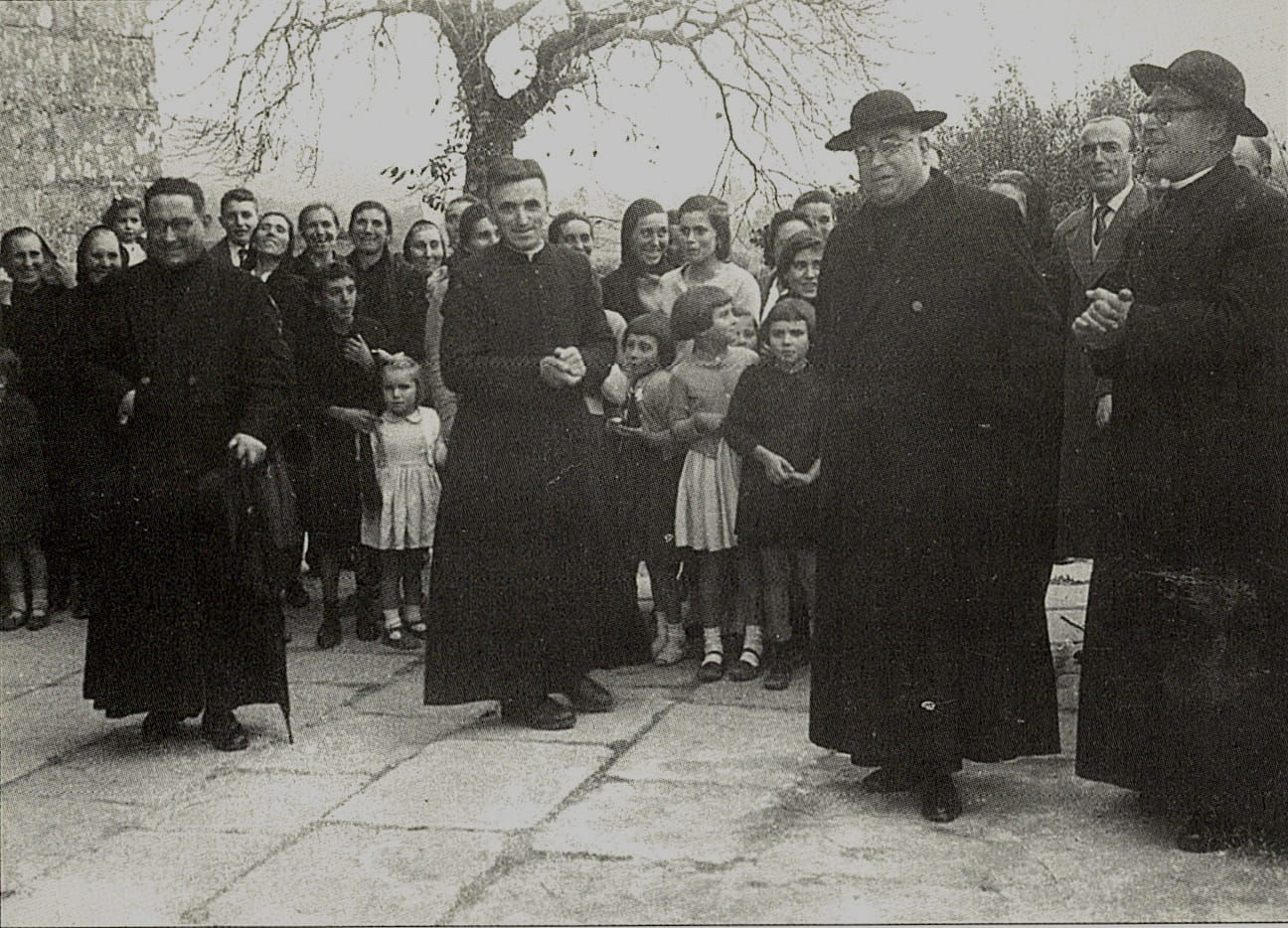 Catro curas, finais da década 1950-1960 de esquerda a dereita, Higinio ( Barrantes), Modes