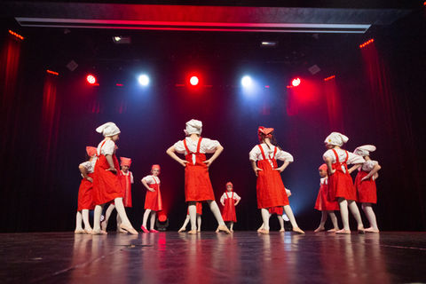 groupe de danse en train de faire une ronde sur scène