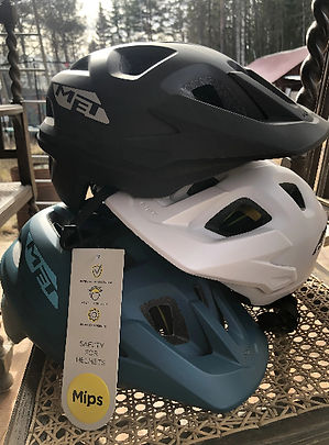 Cykelhjälmar i olika färger (Svart, vit och blå)