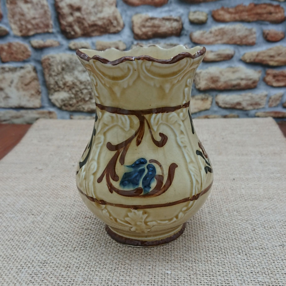 Small Edwardian majolica vase