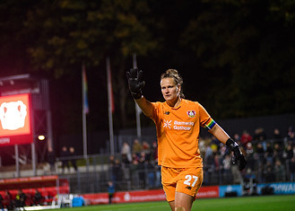 Friederike Repohl gibt Anweisungen bei Bayer Leverkusen