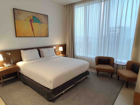 Das Schlafzimmer in der Sky Three Bedroom Suite im Aleph Doha Residences, Curio Collection by Hilton