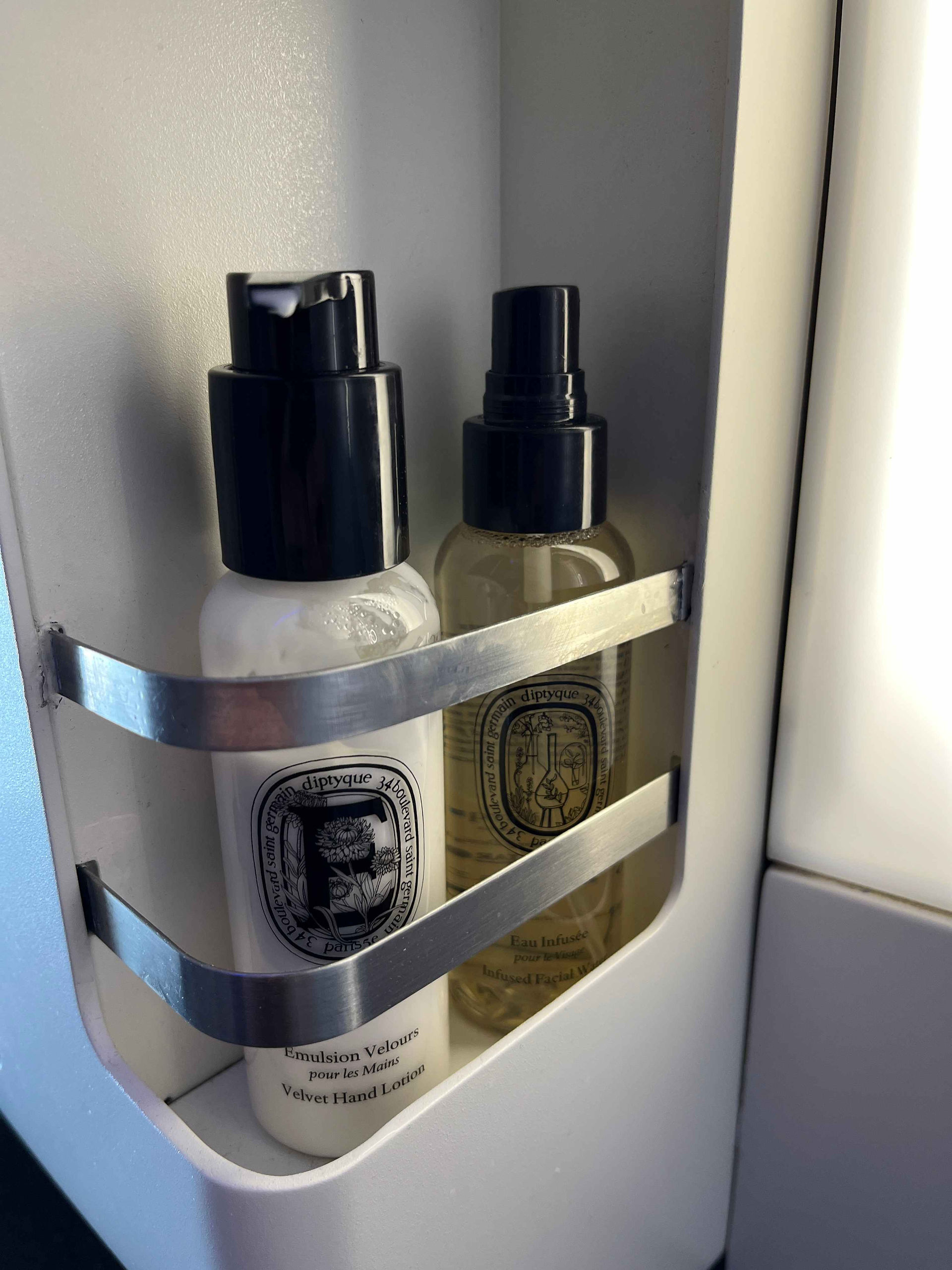 Pflegeprodukte im WC in der Qatar Airways Business Class in der Boeing 787-9