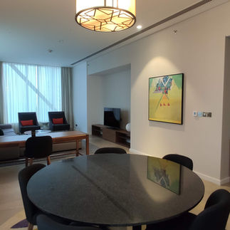 Das Wohnzimmer der Sky Three Bedroom Suite im Aleph Doha Residences, Curio Collection by Hilton