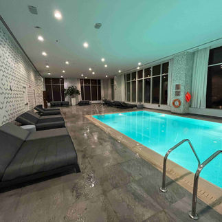Der Swimming Pool im Aleph Doha Residences, Curio Collection by Hilton