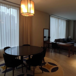 Das Wohnzimmer der Sky Three Bedroom Suite im Aleph Doha Residences, Curio Collection by Hilton