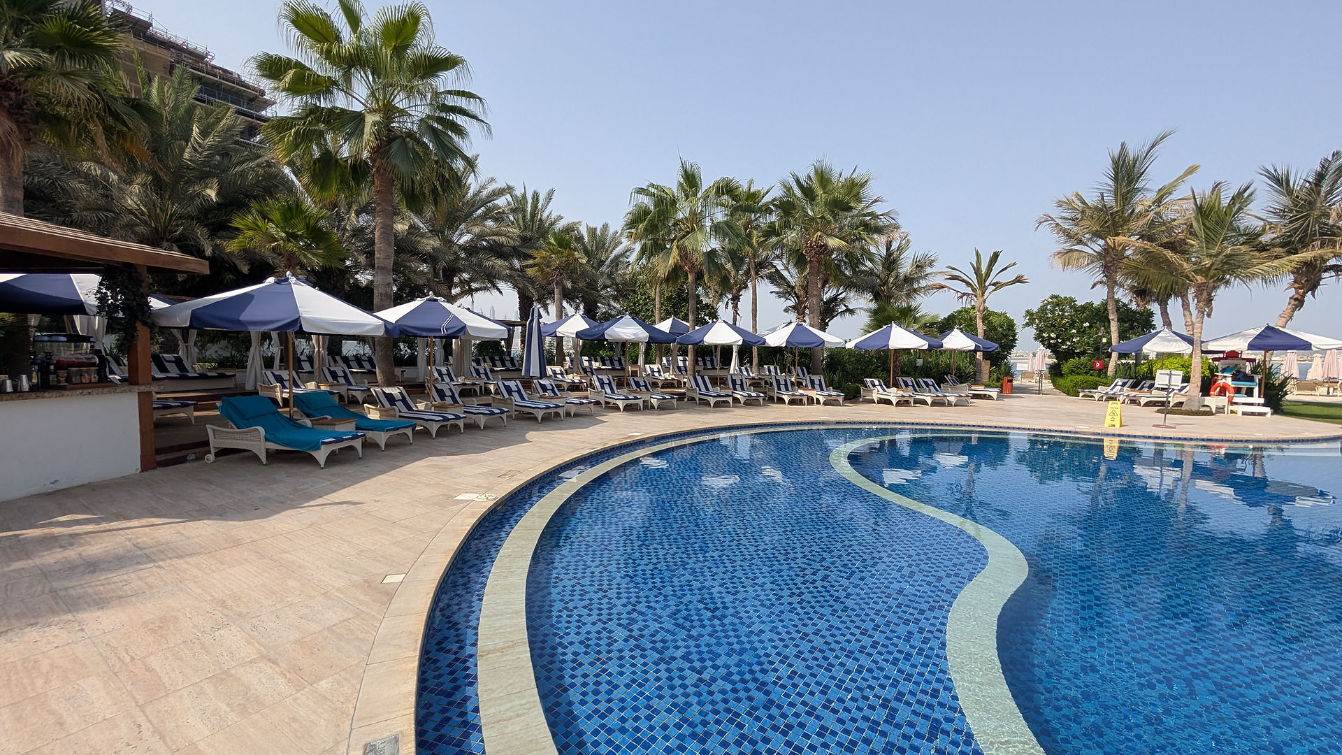 Liegemöglichkeiten am Pool im Waldorf Astoria