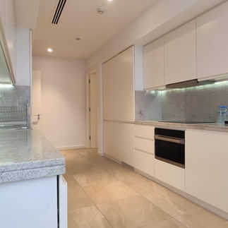 Die Küche der Sky Three Bedroom Suite im Aleph Doha Residences, Curio Collection by Hilton