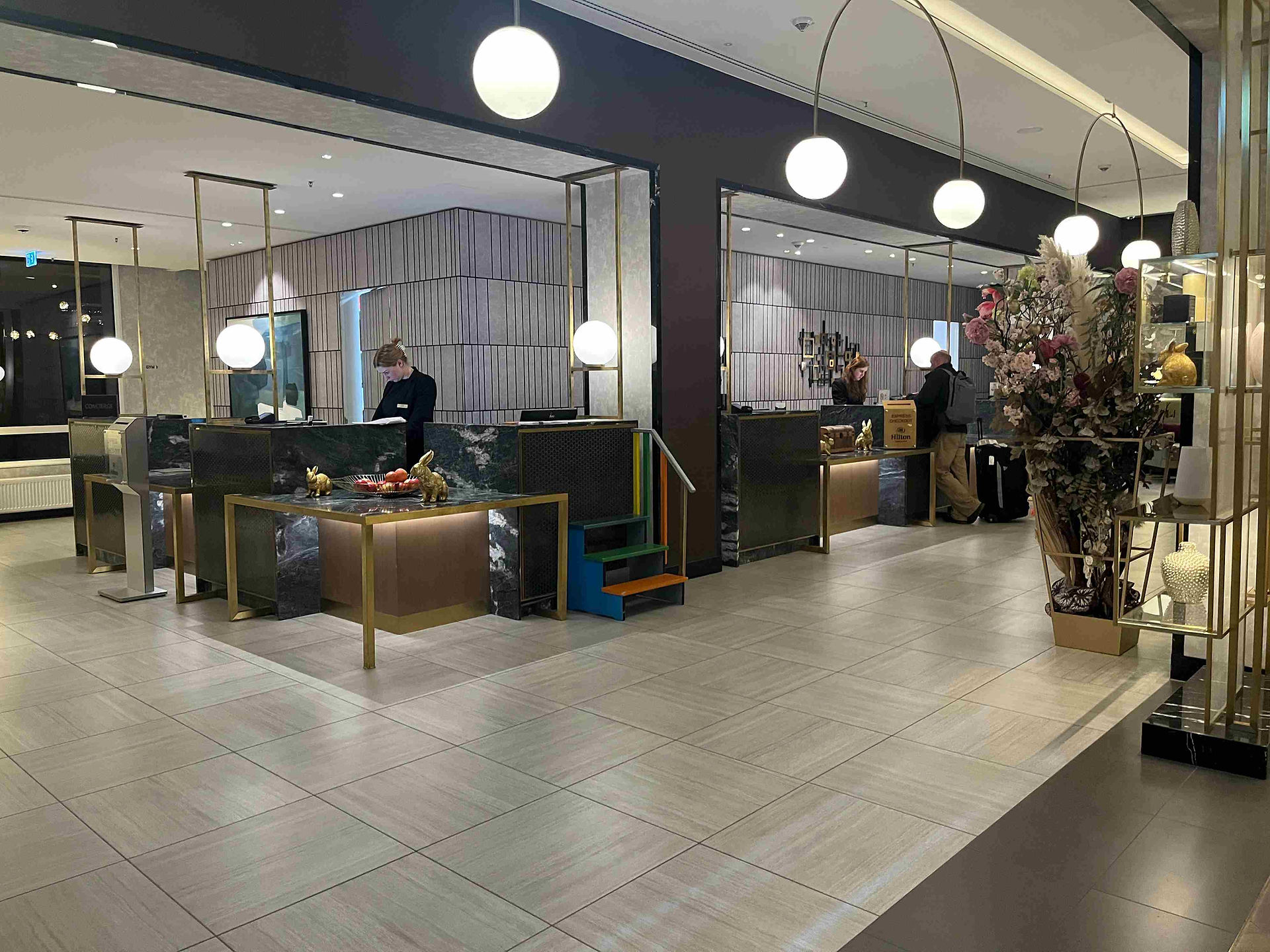 Check-in Bereich und Lobby im Hilton Munich City