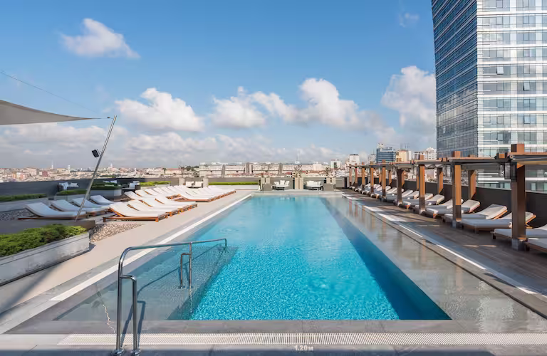 Der Pool im Hilton Bomonti Istanbul