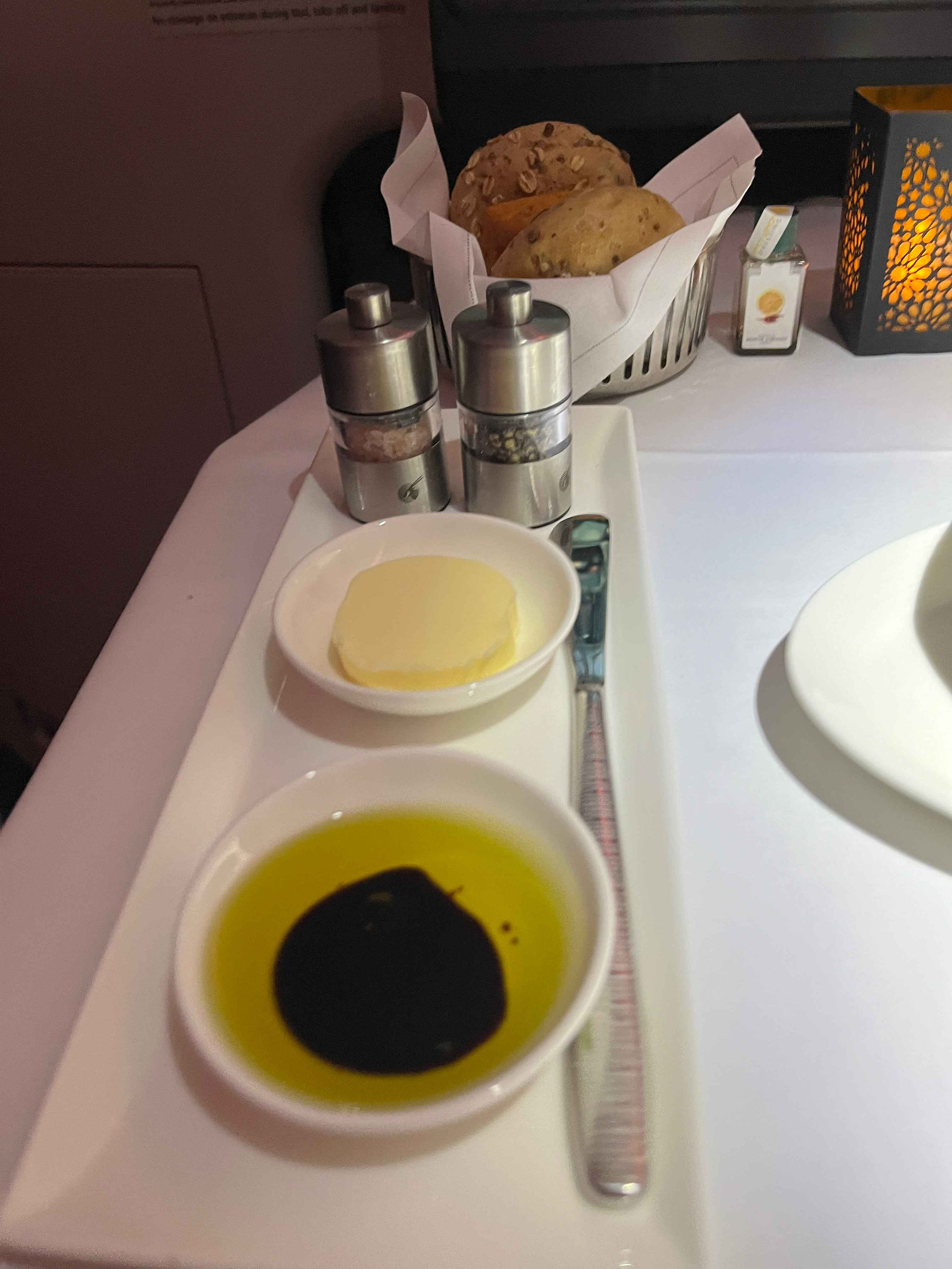 Brot, Öl und Balsamico Essig in der Qatar Airways Business Class im Boeing 787-8 Dreamliner