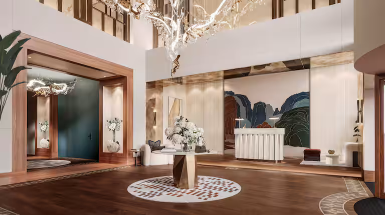 Der Empfangsbereich im Conrad Hamburg