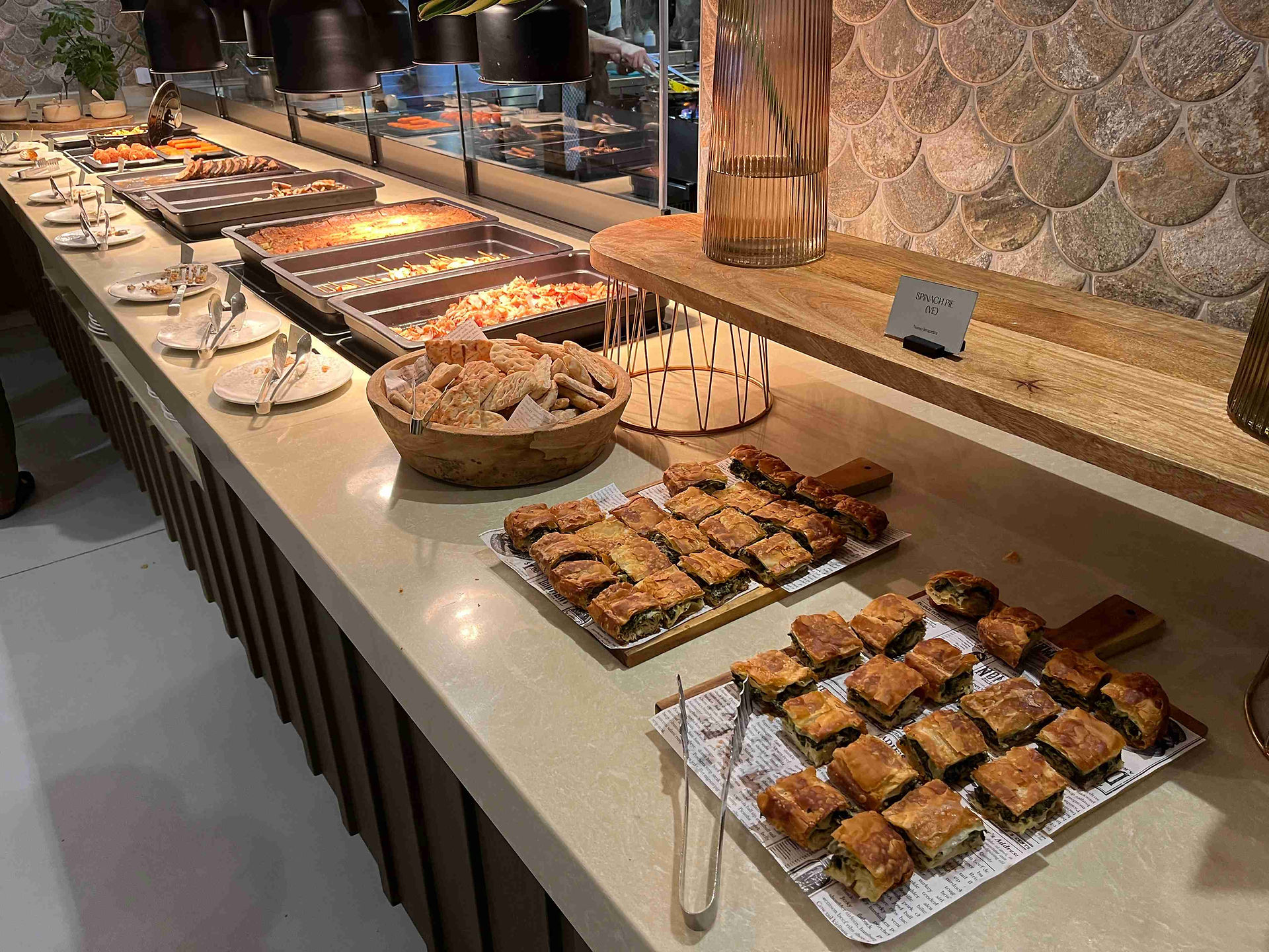 Buffet mit Abendessen im Tamarisk Restaurant im Numo Ierapetra Beach Resort Crete, Curio Collection by Hilton