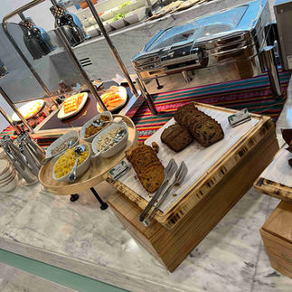 Das Buffet im Aleph Doha Residences, Curio Collection by Hilton