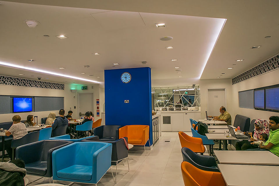 Sitzmöglichkeiten in der  FlyDubai Business Class Lounge