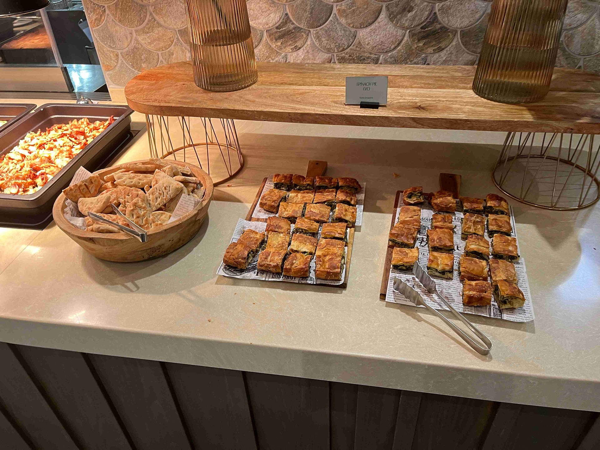 Buffet mit Abendessen im Tamarisk Restaurant im Numo Ierapetra Beach Resort Crete, Curio Collection by Hilton