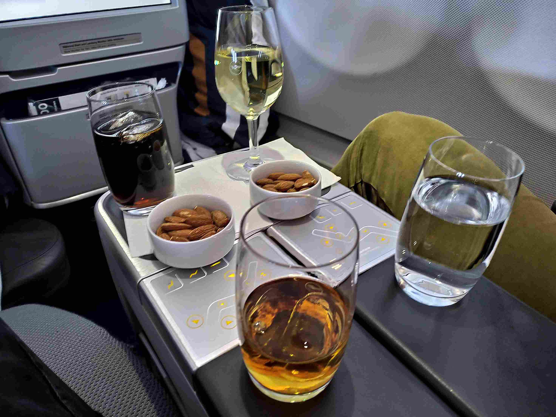 Willkommensgetränk in der Airbus A330-300 Business Class von Lufthansa