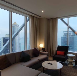 Das Wohnzimmer der Sky Three Bedroom Suite im Aleph Doha Residences, Curio Collection by Hilton