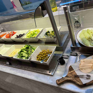 Das Buffet im Aleph Doha Residences, Curio Collection by Hilton