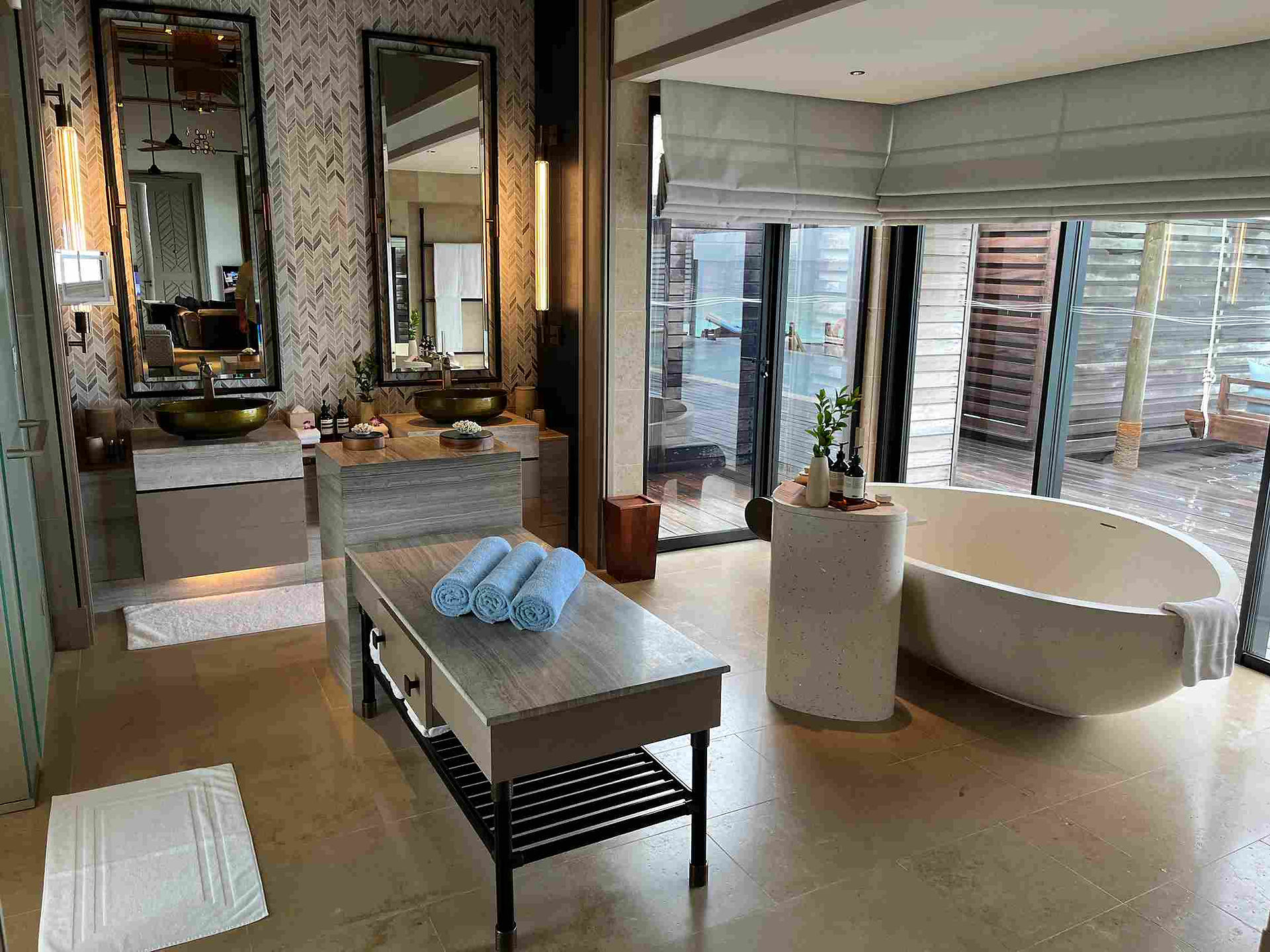 Das Bad in einer Grand Overwater Villa des Waldorf Astoria Maldives Ithaafushi