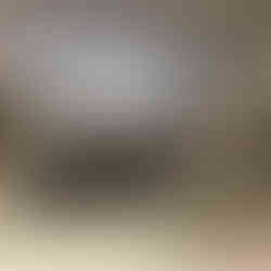 Der Innenbereich mit Bar in der Al Safwa First Class Lounge