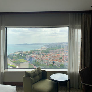 Sessel mit aussicht auf den Bhosporus im Conrad by Hilton Istanbul