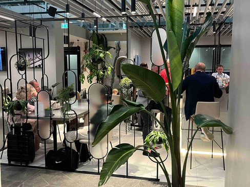 Sitzbereich in der Primeclass Lounge Rom Terminal 1