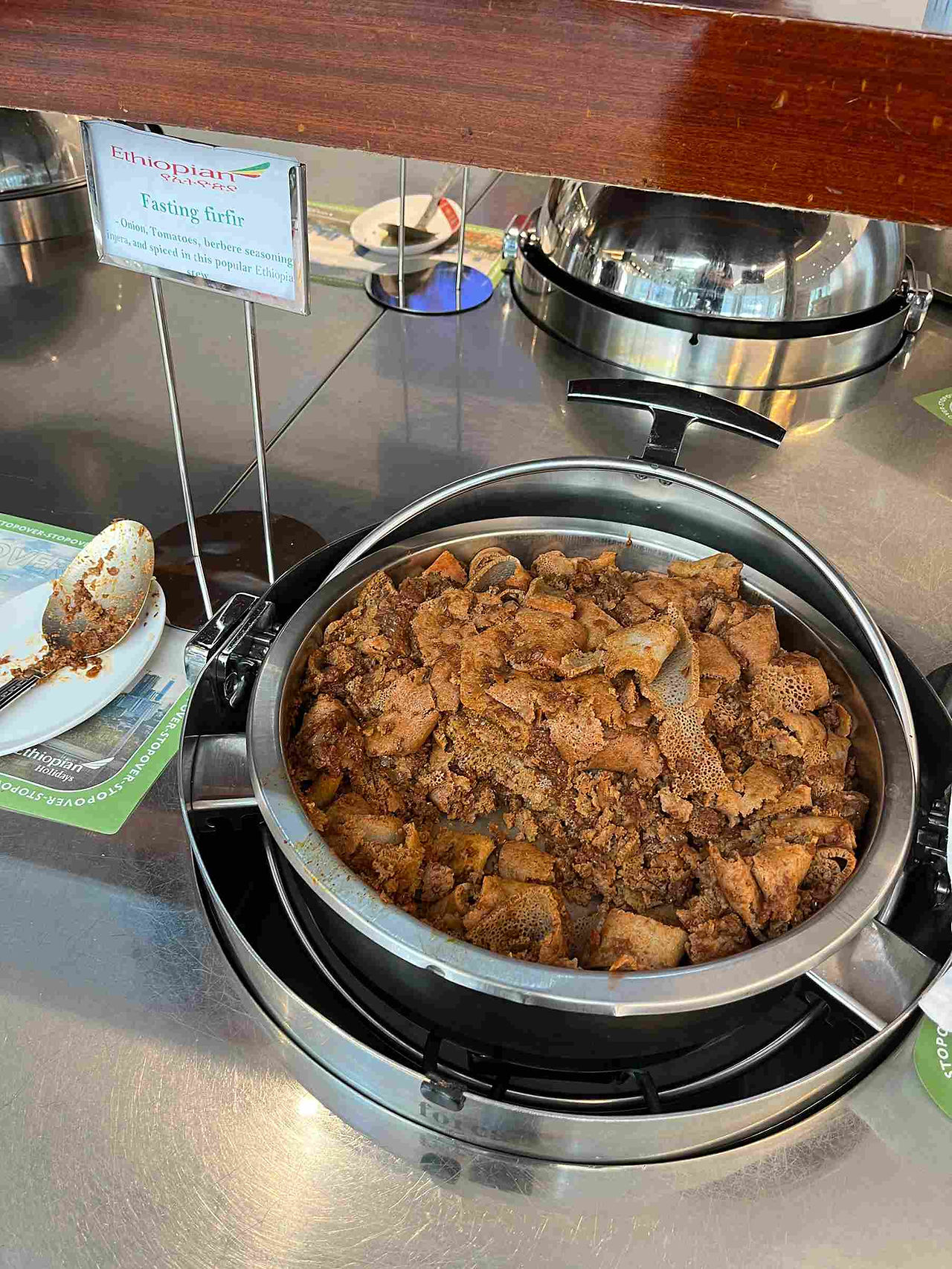 Das warme Buffet mit traditionellen äthiopischen Speisen in der Cloud Nine Lounge