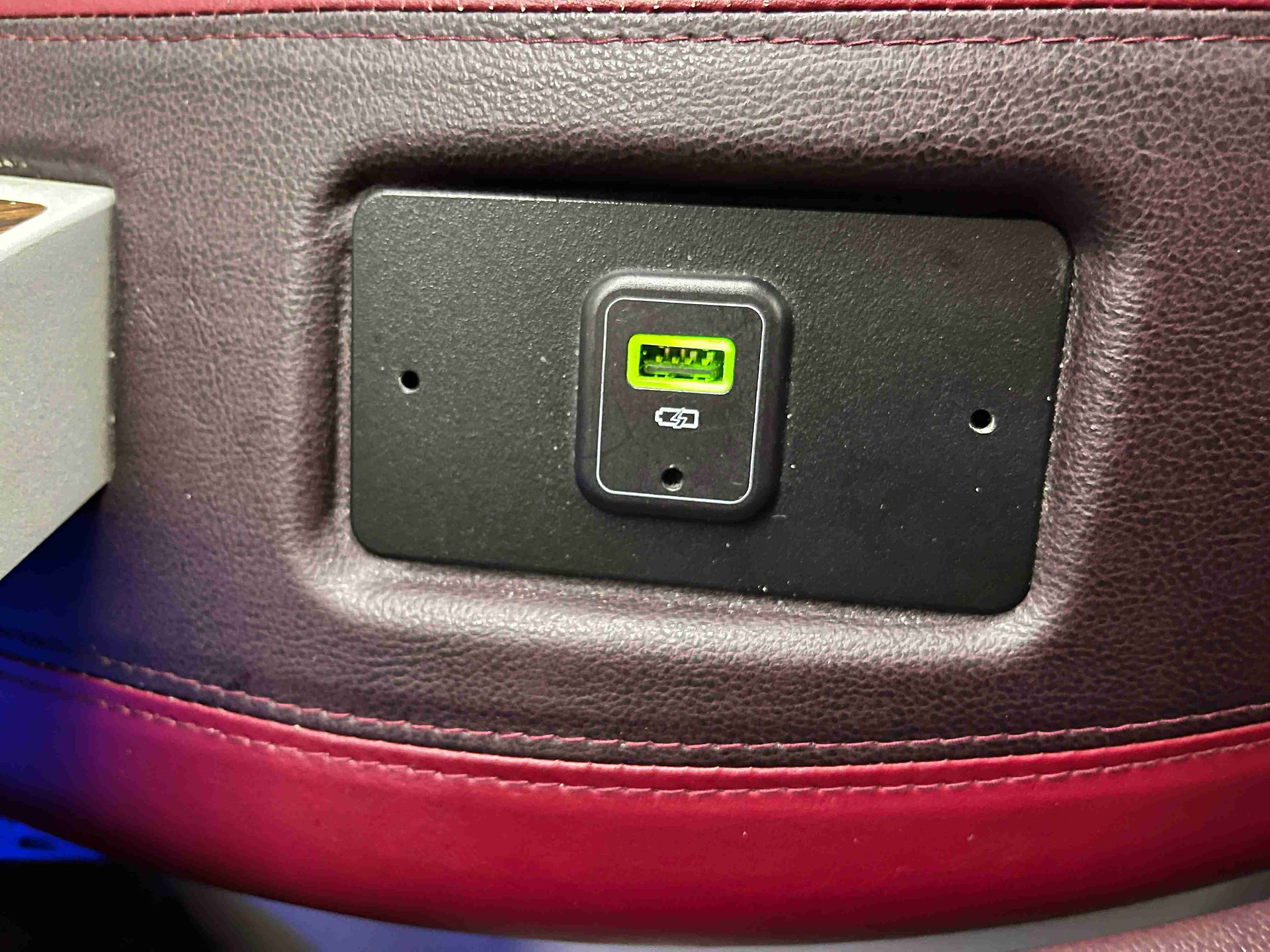 USB-Anschluss in der Qatar Airways Business Class im Boeing 787-8 Dreamliner