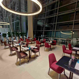 Der Sitzbereich im Restaurant in der Al Safwa First Class Lounge