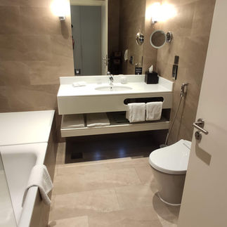 Das Badezimmer der Sky Three Bedroom Suite im Aleph Doha Residences, Curio Collection by Hilton