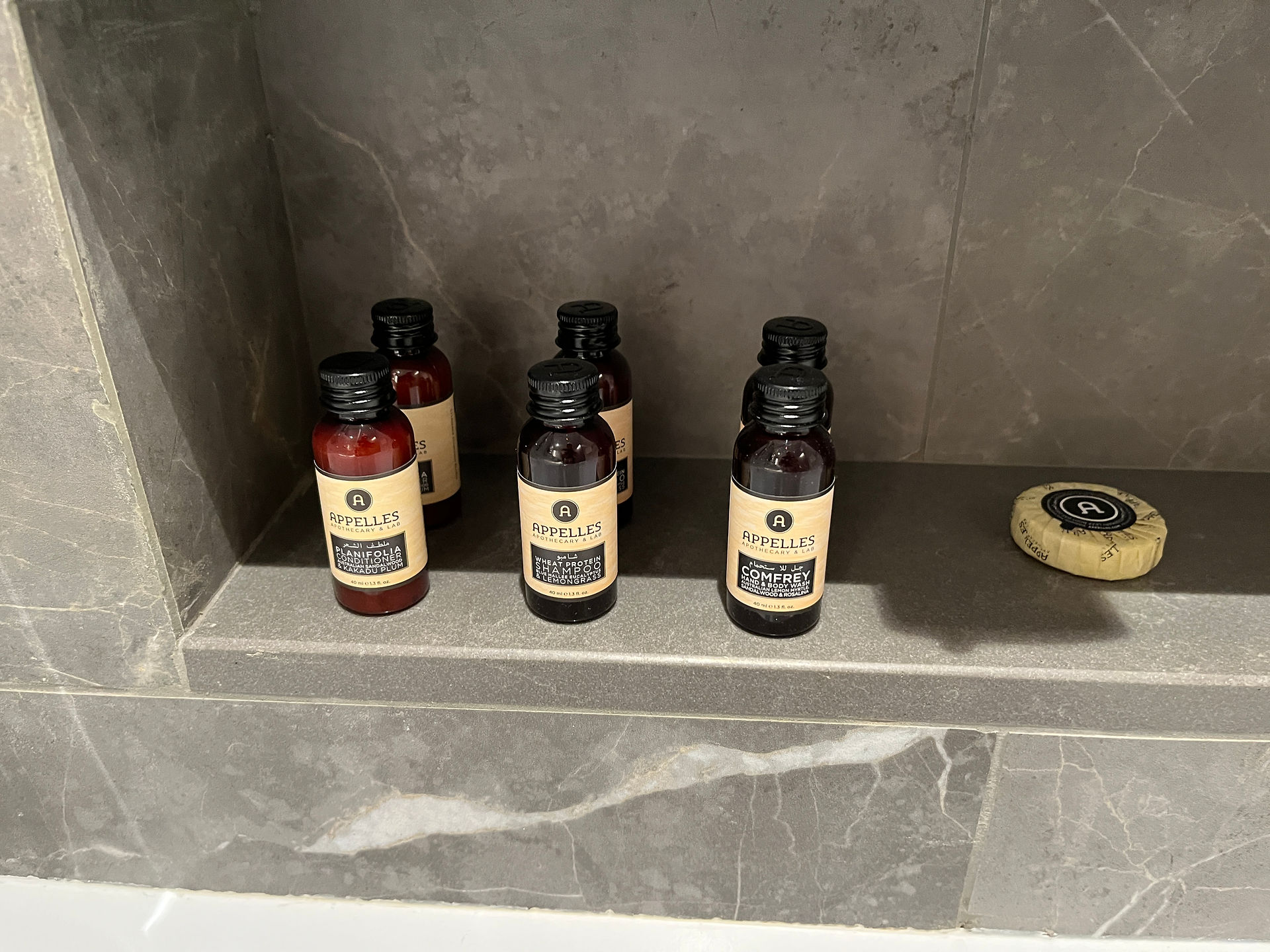 Shampoo und Duschgel im WB Curio Hilton Abu Dhabi