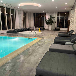 Der Swimming Pool im Aleph Doha Residences, Curio Collection by Hilton