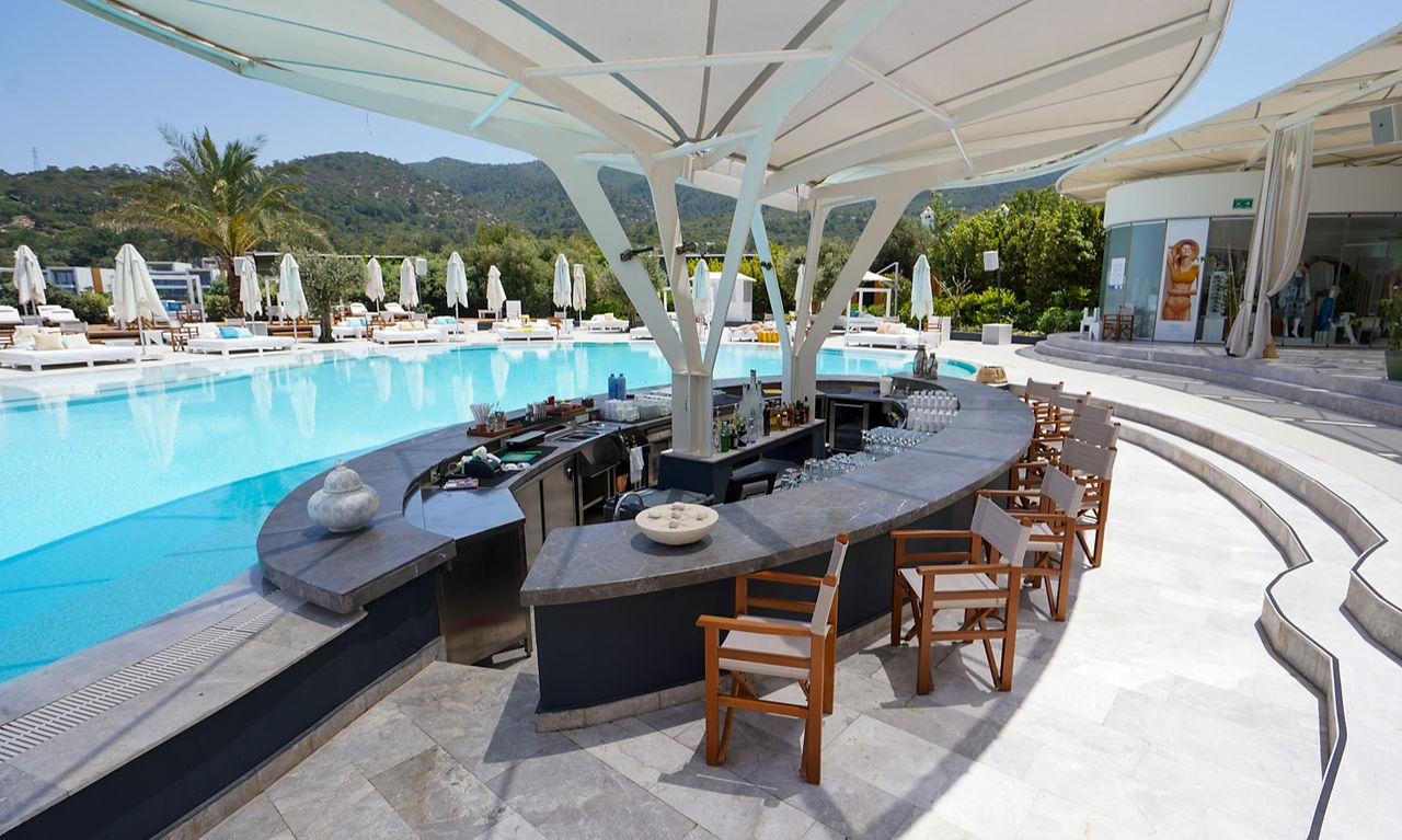 Die Poolbar vom Frankie Beach Club im Susona Hilton Bodrum