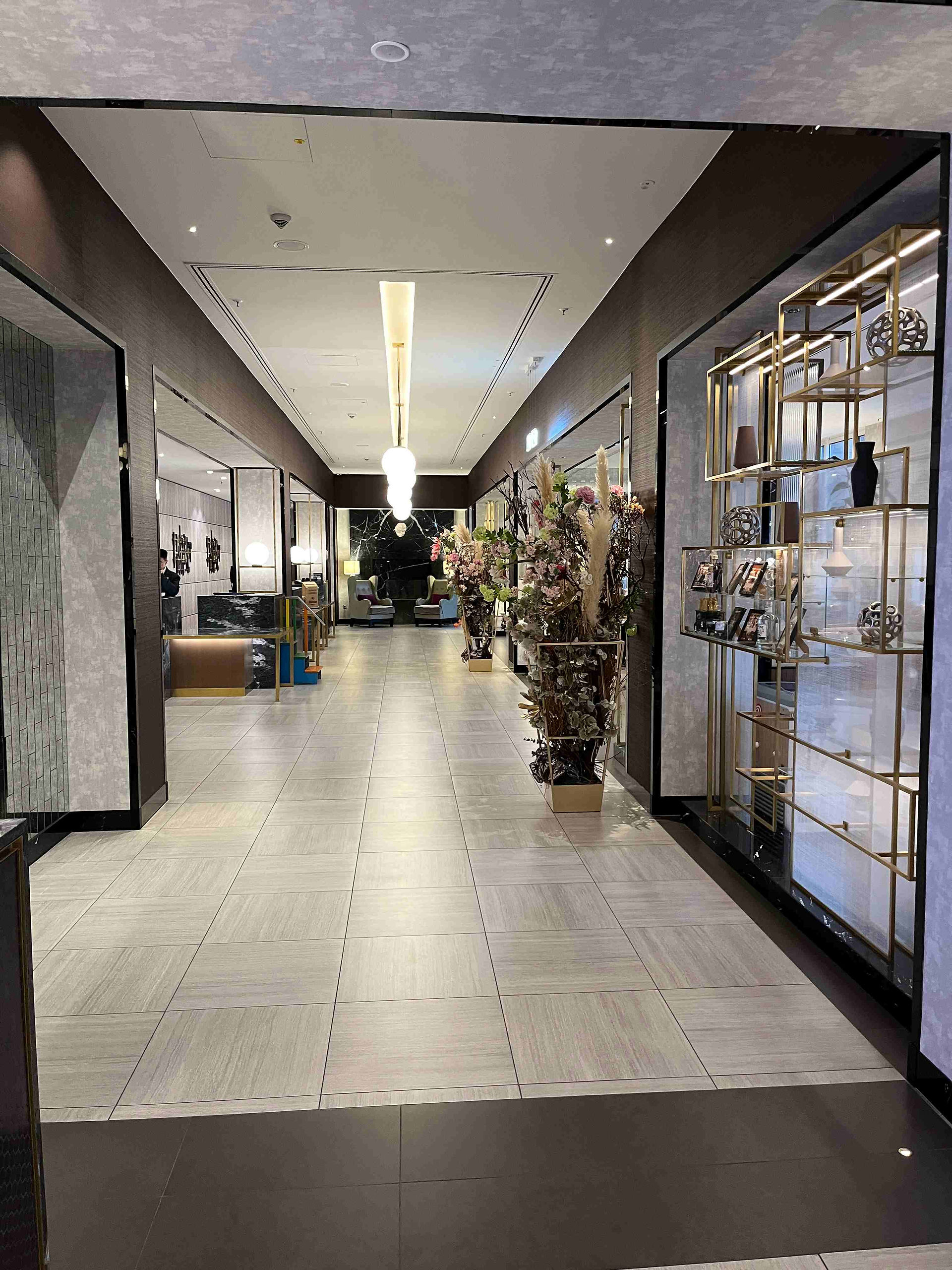 Check-in Bereich und Lobby im Hilton Munich City
