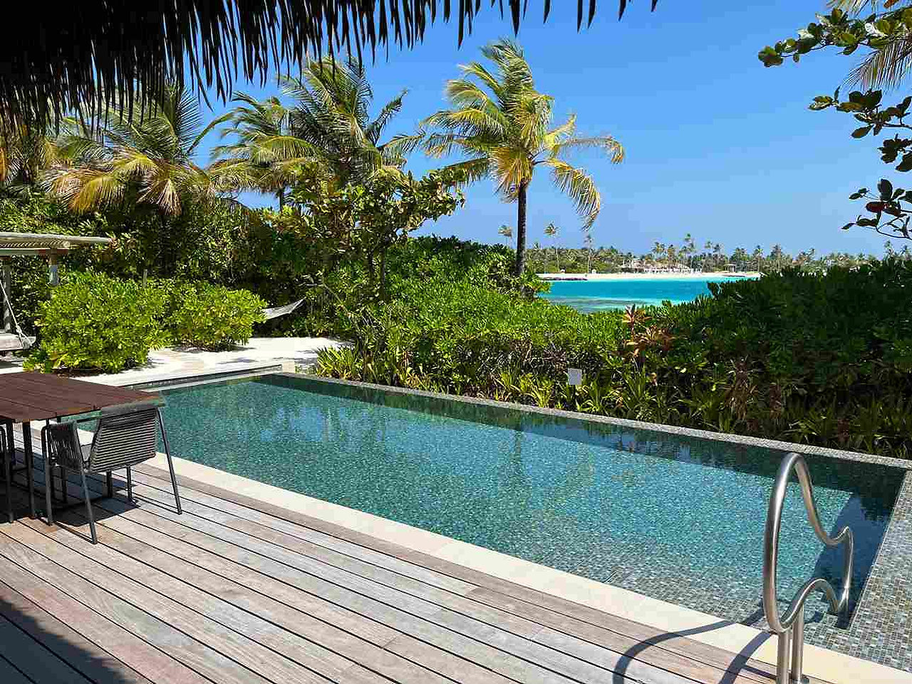 Der Pool der Grand Beach Villa im Waldorf Astoria Maldives Ithaafushi