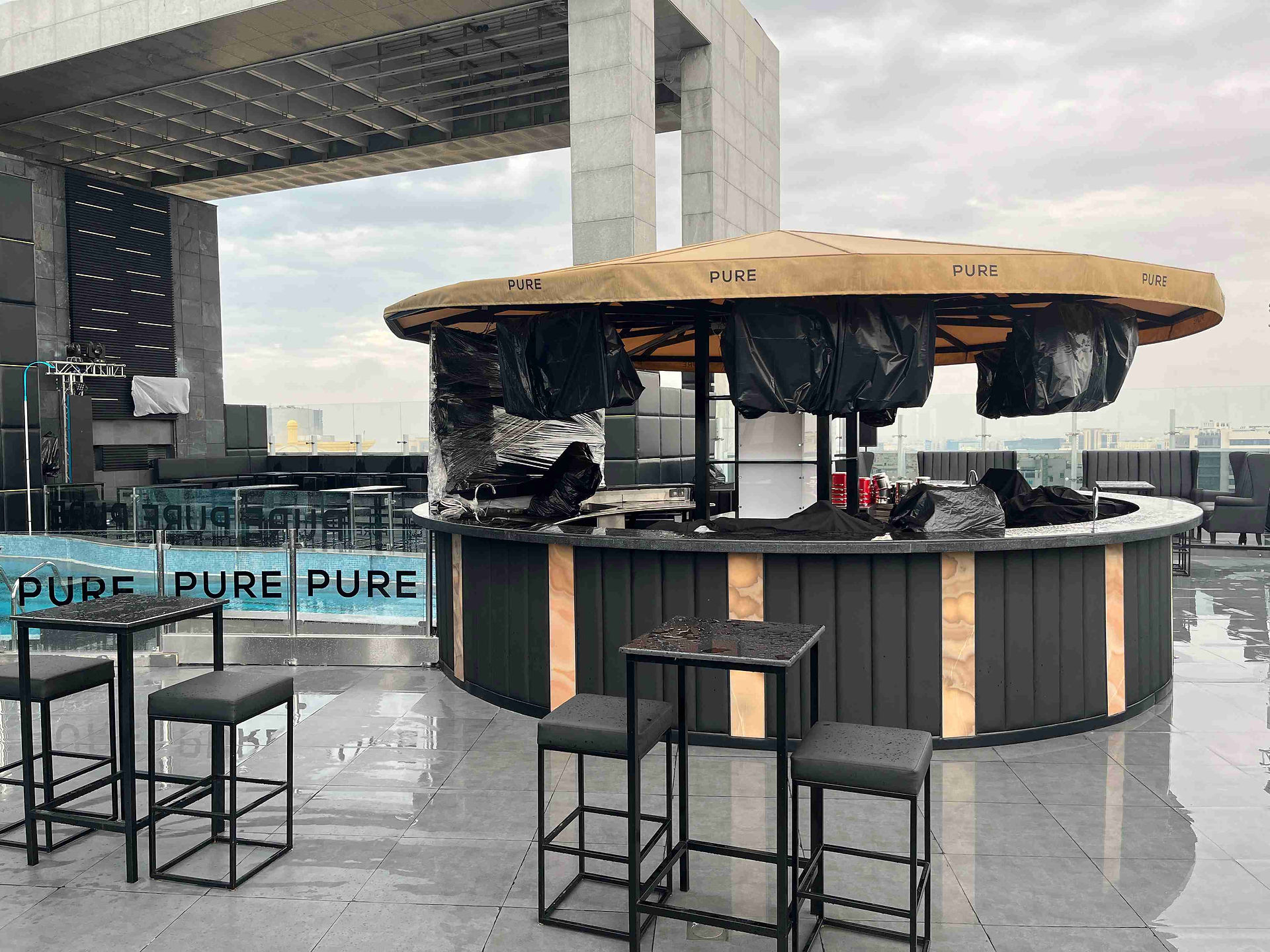 Die Außenbar im DoubleTree Doha Old Town