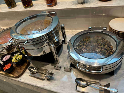 Das Buffet im Aleph Doha Residences, Curio Collection by Hilton