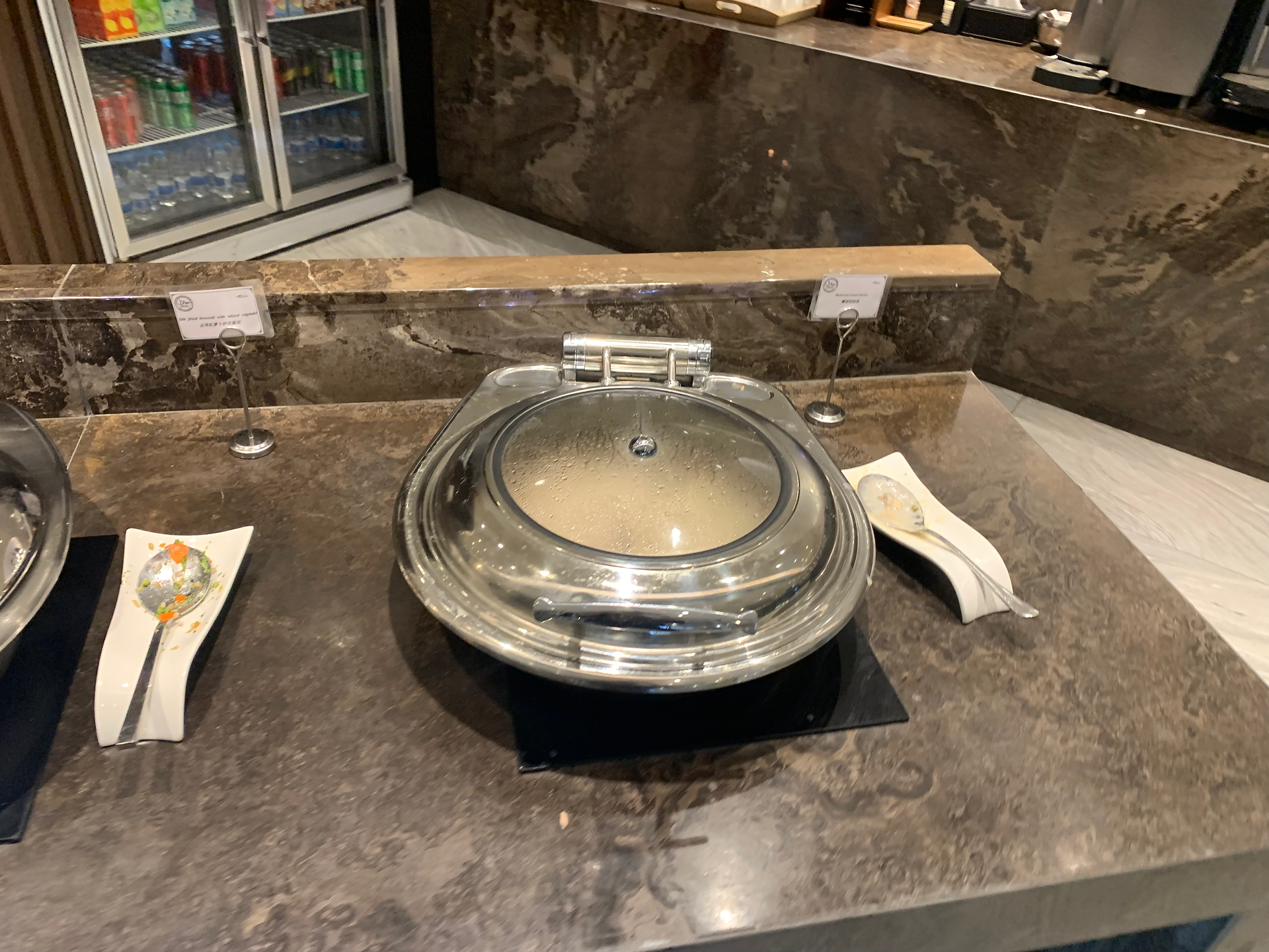 Hauptspeise in der Premium Lounge am Guangzhou Baiyun Flughafen