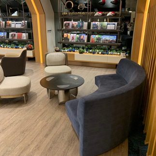 Gemütliche Sessel in der Oriental Lounge am Flughafen Taipei